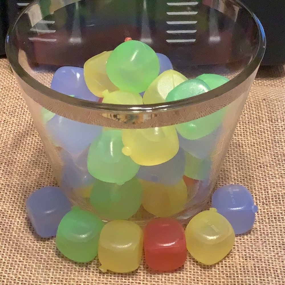 63 SQUARE SHAPE ICE CUBS